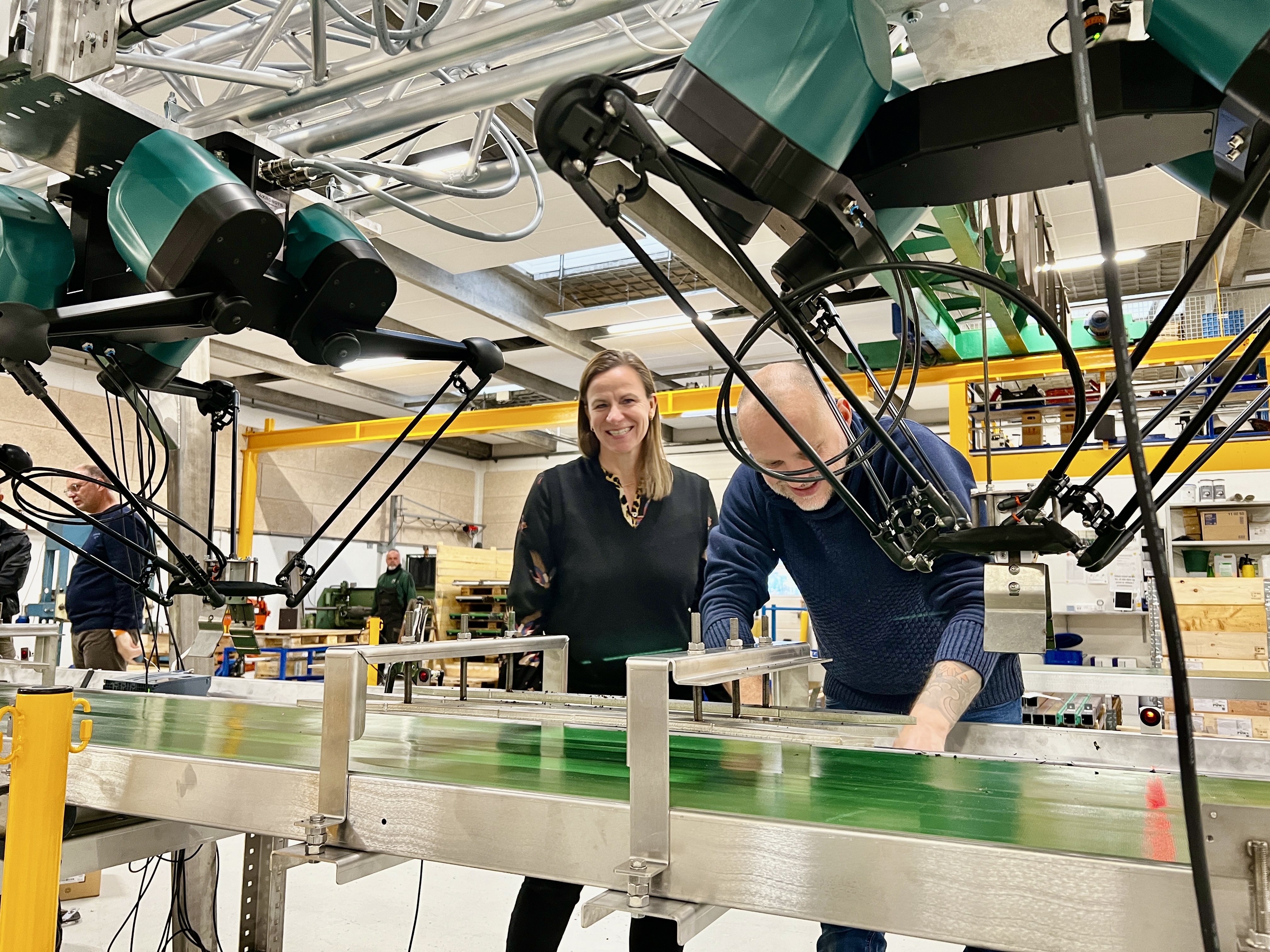 Das 4XROBOTS-Team arbeitet mit Roboterautomatisierungsanlagen
